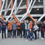 Zdjęcie grupowe przed stadionem