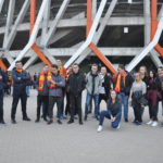 Zdjęcie grupowe z nauczycielami przed stadionem