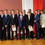 Zdjęcie grupowe - E. Zakrzewska z uczniami w sali gimnastycznej