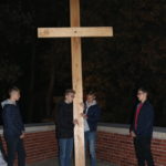 4 uczniów przy krzyżu