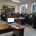 Uczniowie z D. Gierałtowską w bibliotece
