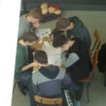 Uczniowie przy stoliku, rozwiązujący zadania