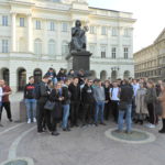 Uczestnicy wycieczki przy pomniku M. Kopernika