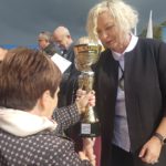 Wręczenie pucharu dla Dyrektor ZSE Anny Niczyporuk