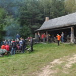 Ognisko na skraju lasu z uczestnikami