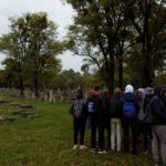 Uczniowie na cmentarzu