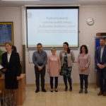 Anna Rutkowska dziękuje 5 nauczycielom zaangażowanym w przeprowadzenie poszczególnych działań, nauczyciele stoją przy prezentacji