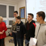 Dyrektor ZSE Anna Niczyporuk z wyróżnionymi uczniami