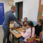 Uczeń ZSE podczas zajęć z dziećmi