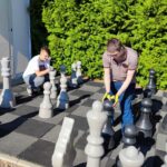 2 uczniów grających w szachy o dużych rozmiarach