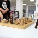 Partia szachów, w tle Pani Dyrektor A. Niczyporuk