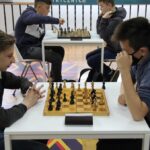 Uczniowie rozgrywający partie szachowe