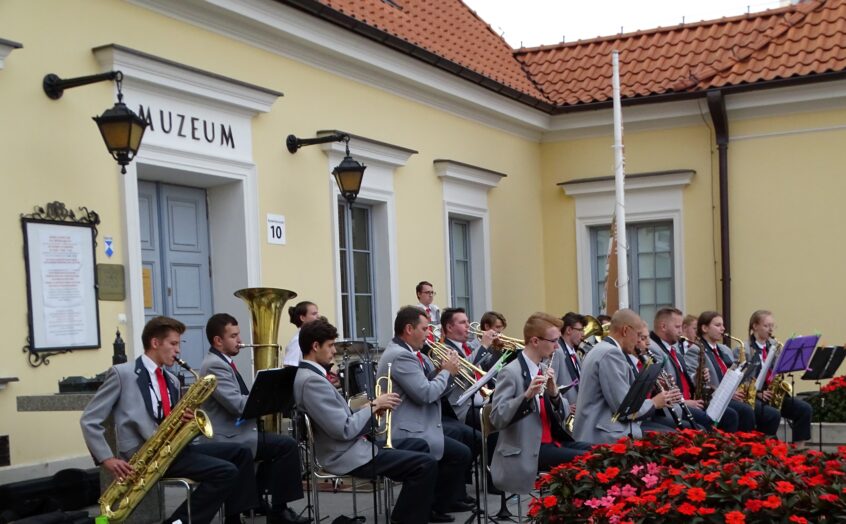 Orkiestra przed budynkiem Muzeum Podlaskiego