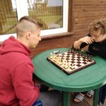 2 uczniów grających w szachy