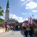 Brama i widok na wieżę kościoła