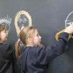 Finał Akcji Gwiazdka Dzieciom! - dzieci malujące po tablicy coworkingowej