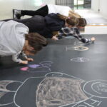 Finał Akcji Gwiazdka Dzieciom! - dzieci malujące po tablicy coworkingowej