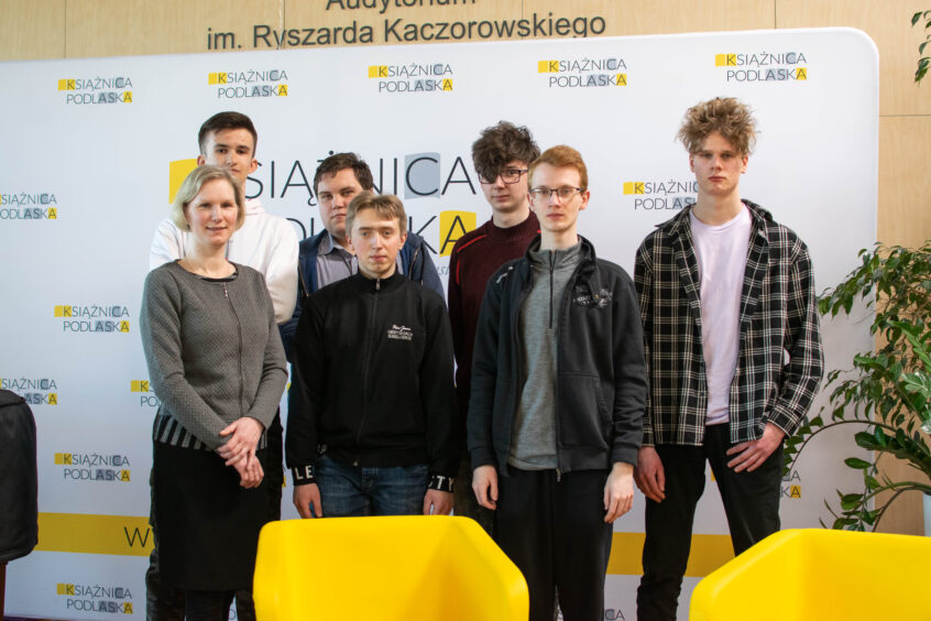 Spotkanie Rady Młodzieżowej Książnicy Podlaskiej - zdjecie grupowe