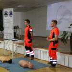 Szkolenia z pierwszej pomocy przedmedycznej - część praktyczna, wolontariusze przy fantomach