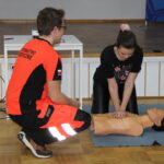Szkolenia z pierwszej pomocy przedmedycznej - część praktyczna, uczennica z fantomem, wolontariusz