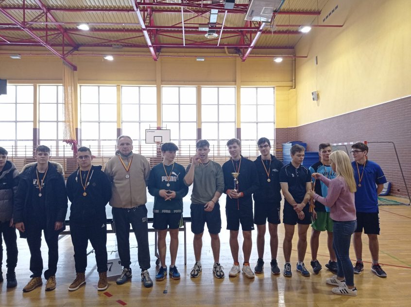 Sukces uczniów w półfinale Licealiady Województwa Podlaskiego w Tenisie Stołowym Chłopców - zawodnicy z opiekunem z medalami
