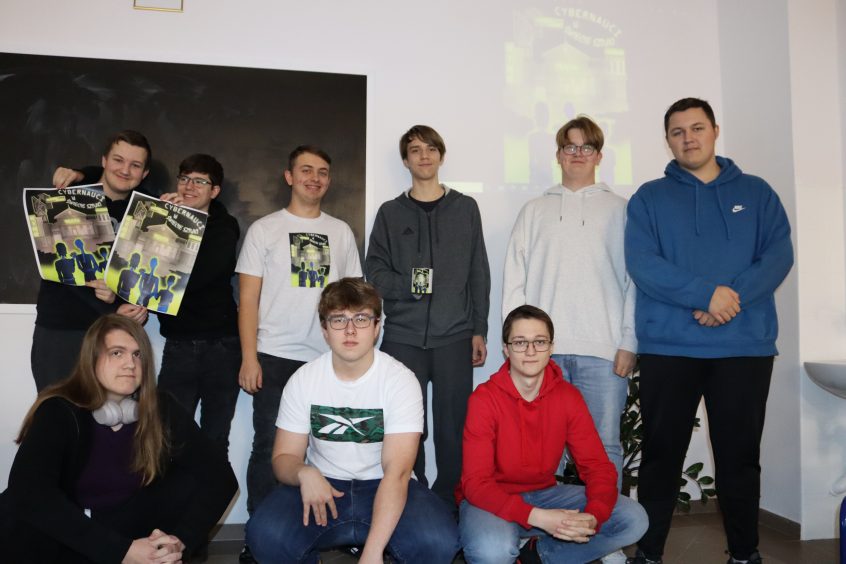 Cybernauci w świecie sztuki - grupa uczniów z gadżetami w sali lekcyjnej