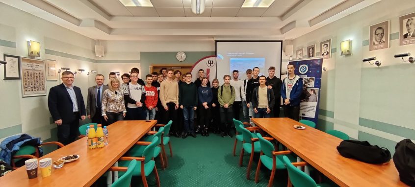 Polsko-hiszpańska wymiana doświadczeń na Politechnice Białostockiej - zdjęcie grupowe w sali wykładowej