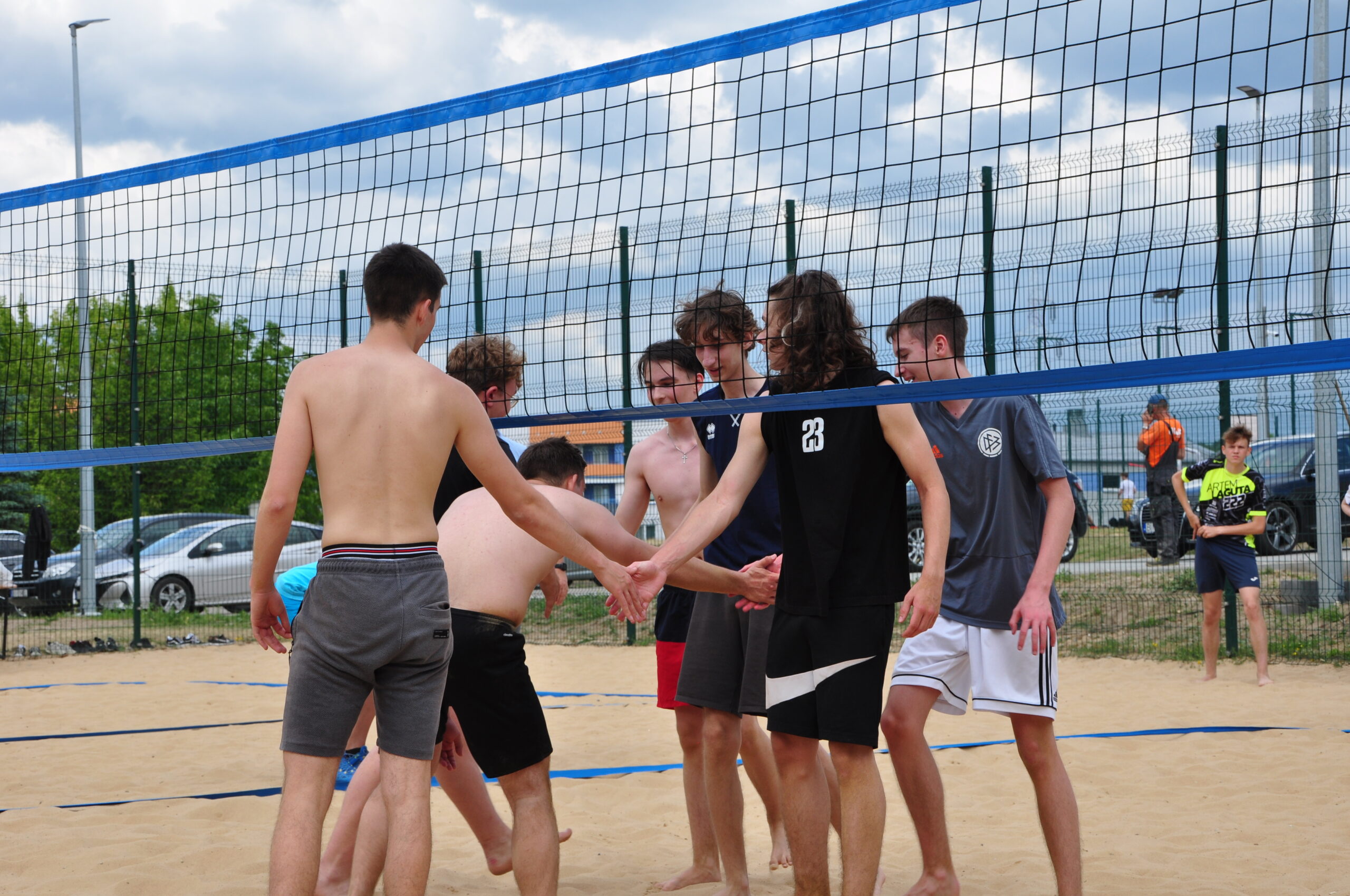 Siatkówka plażowa - uczniowie dziękują sobie za mecz