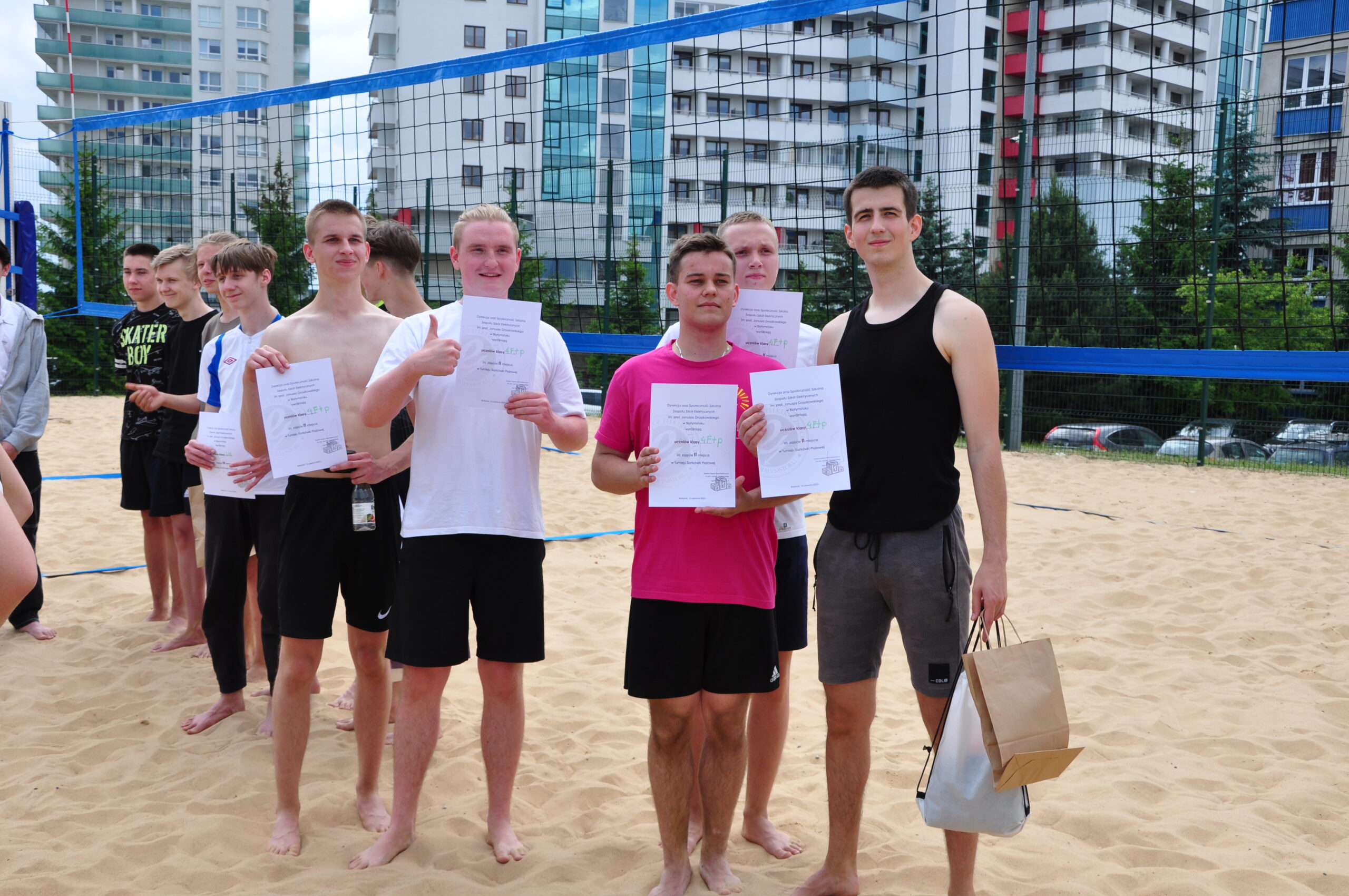 Siatkówka plażowa - uczniowie z dyplomami