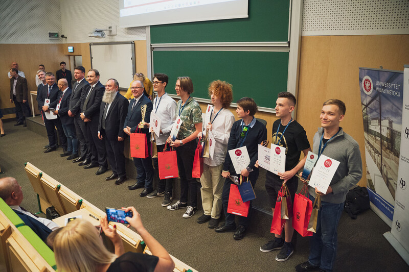 Metroliga - nagrodzeni uczniowie w gronie Komisji konkursowej