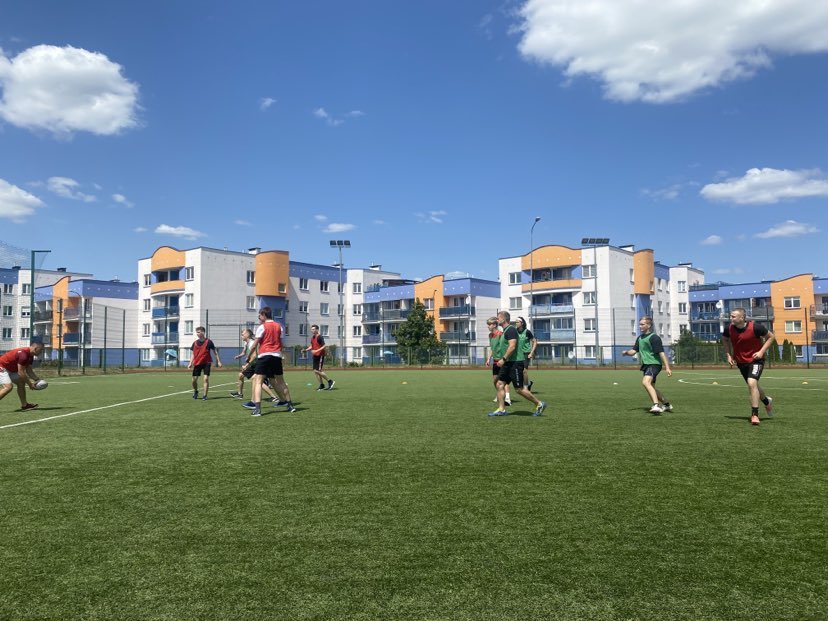 Nietypowa lekcja wychowania fizycznego – rugby tag - uczniowie podczas gry
