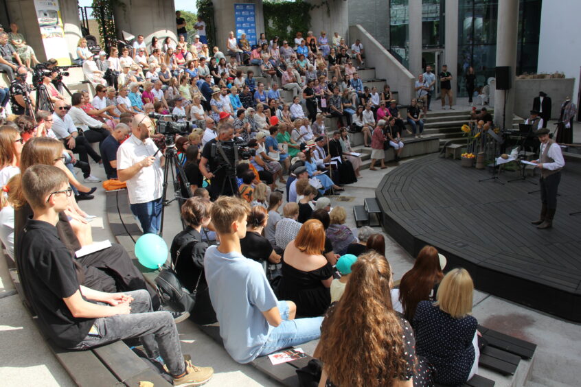 Narodowe Czytanie - Amfiteatr OiFP - uczestnicy wydarzenia na widowni, scena