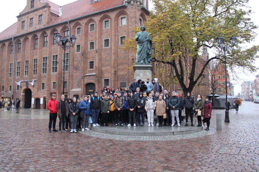 zdjęcie grupowe przy pomniku Kopernika w Toruniu