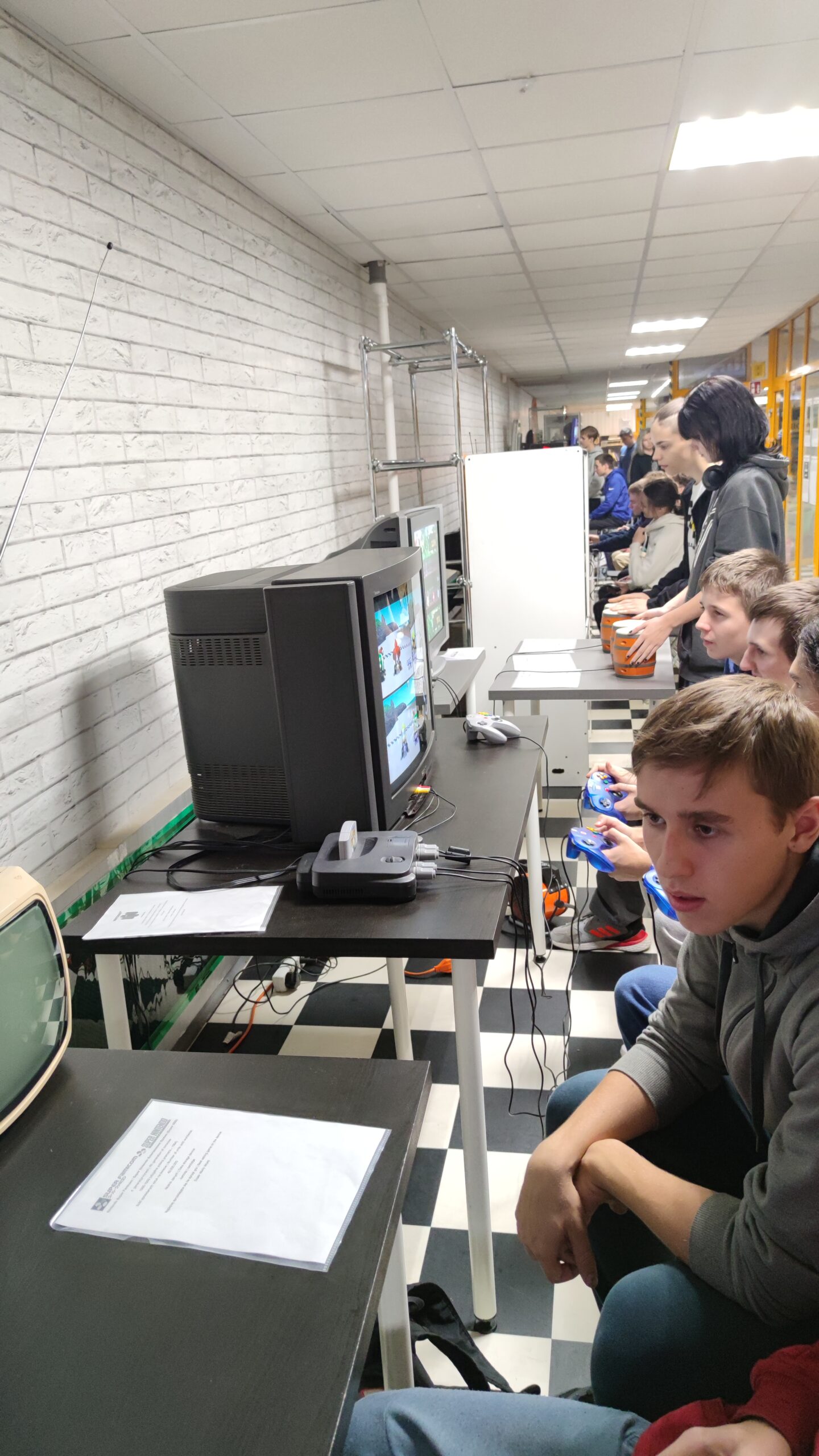 Uczniowie w muzeum komputerów