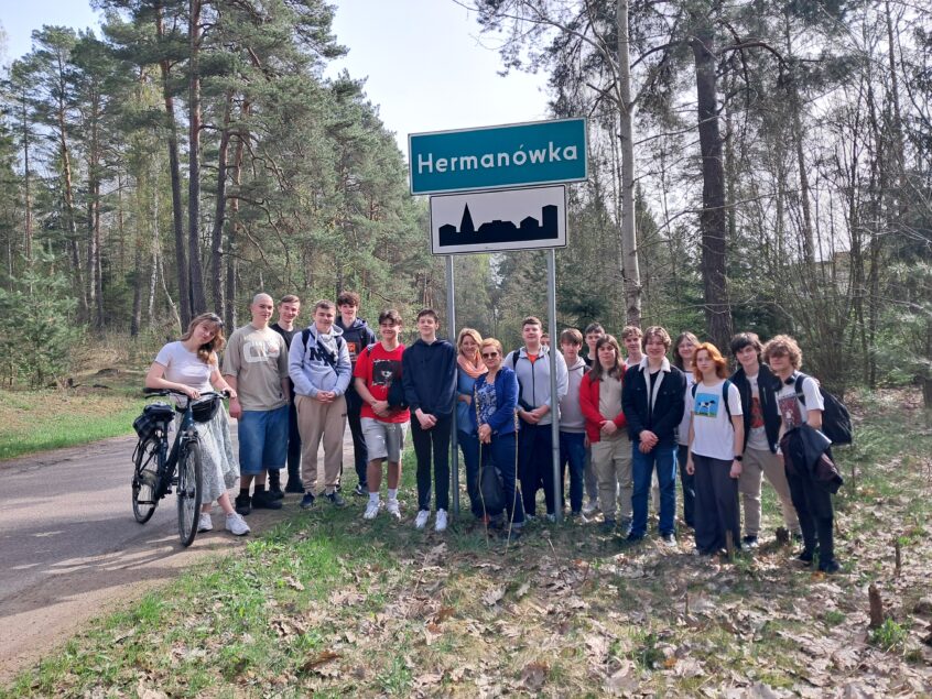 Wszyscy uczestnicy rekolekcji stoją pod znakiem miejscowości Hermanówka.
